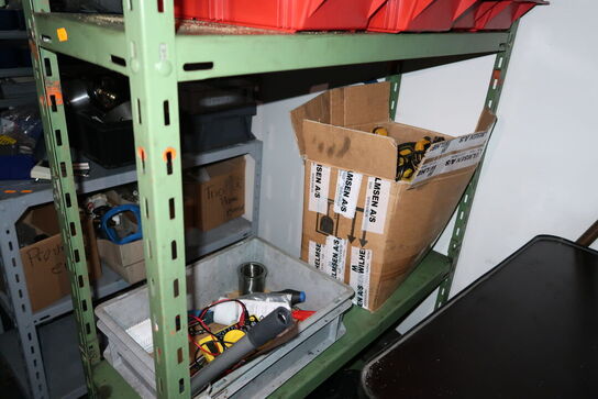 Reol med div. Værktøj (noget kan være defekt)