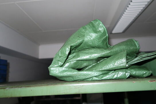 Reol med div. Reservedele, varelager