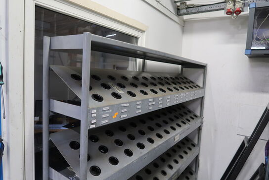 Reol med div. Holdere til værktøj