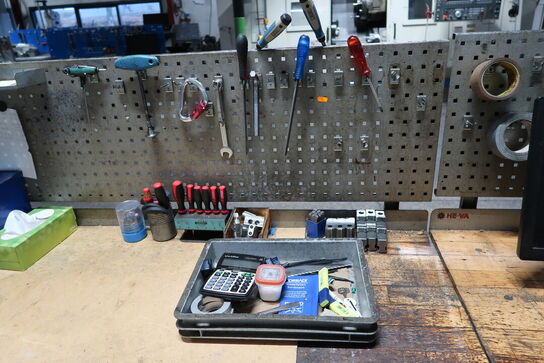 Dobbelt arbejdsbord med værktøjstavle og div. Værktøj