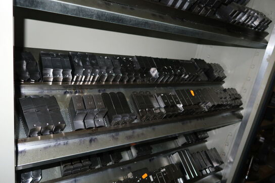 Metalskab med div. Specialværktøj