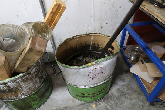 2 stk. spande med indhold