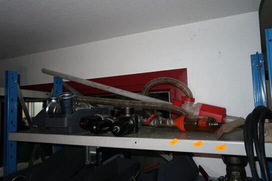 Reol med div. Reservedele