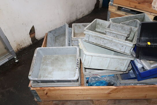 Palle med plastikkasser