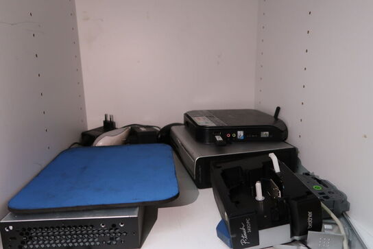 Div. Elektronik i skabe, bl.a. højtalere m.m.