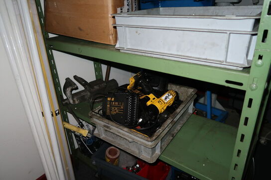 Reol med div. Værktøj (noget kan være defekt)