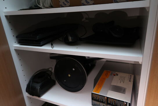 Div. Elektronik i skabe, bl.a. højtalere m.m.