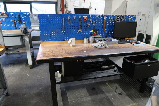 Arbejdsbord med værktøjstavle og div. Værktøj