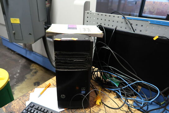 Computerskærm samt computer HP Envy