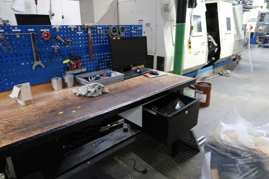 Arbejdsbord med værktøjstavle og div. Værktøj