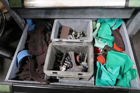 Arbejdsbord med værktøjstavle, værkstedsstol samt skab med indhold