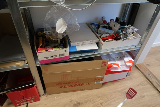 2 stk. reoler med div. Kontorartikler m.m.