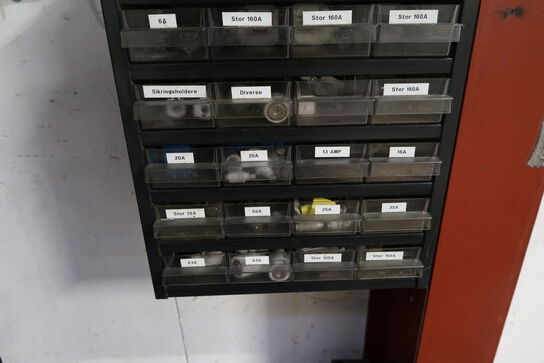 Palle med indhold samt værkstedsstol og sortimentsskab