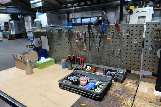 Dobbelt arbejdsbord med værktøjstavle og div. Værktøj