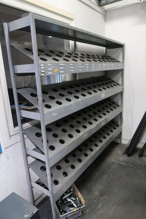 Reol med div. Holdere til værktøj