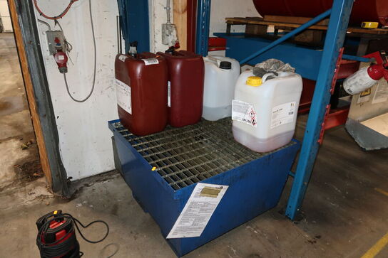 Reol med olietønder (er ret fyldte) samt spildekar