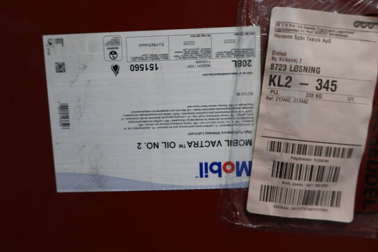 Reol med olietønder (er ret fyldte) samt spildekar