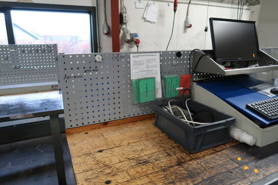 Arbejdsbord med værktøjstavle og div. Værktøj