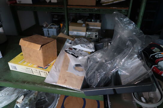 Reol med div. Reservedele, varelager