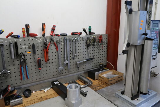 Arbejdsbord med værktøjstavle med div. Værktøj