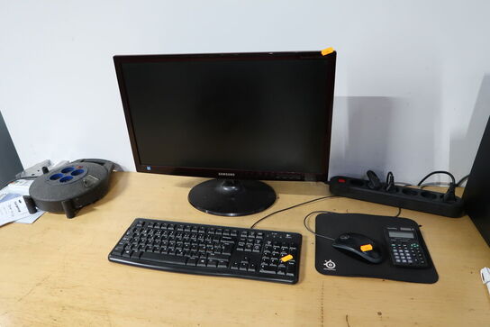 Computerskærm SAMSUNG samt computer, tastatur og mus
