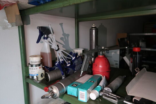 Reol med div. Reservedele, varelager