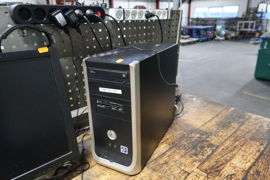 Computerskærm HP W2241S samt computer, tastatur og mus