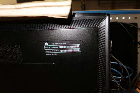 Computerskærm samt computer HP Envy