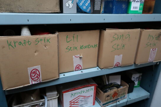 Reol med div. Varelager og reservedele