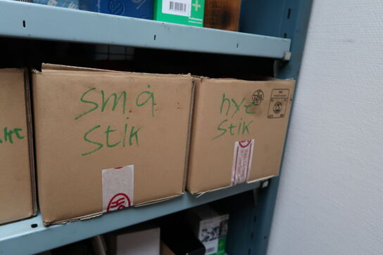 Reol med div. Varelager og reservedele