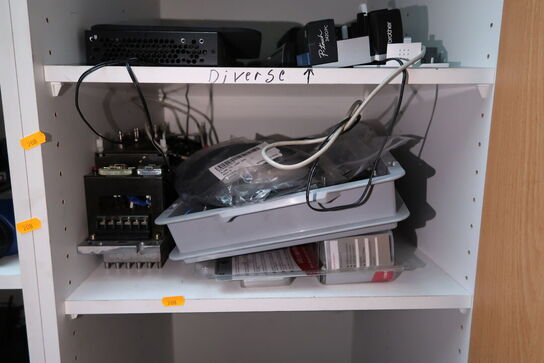 Div. Elektronik i skabe, bl.a. højtalere m.m.