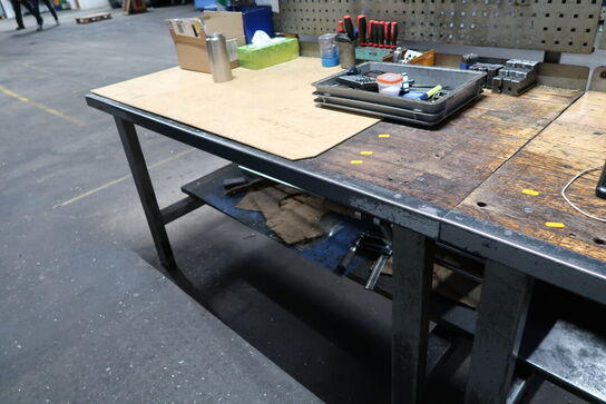 Dobbelt arbejdsbord med værktøjstavle og div. Værktøj