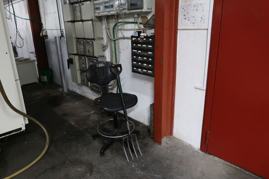 Palle med indhold samt værkstedsstol og sortimentsskab