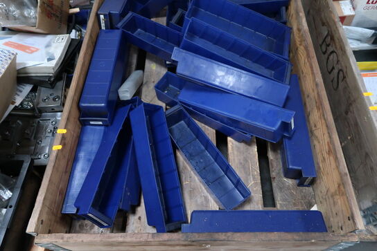 Palle med plastikkasser