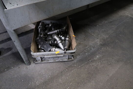 Reol med div. Holdere til værktøj