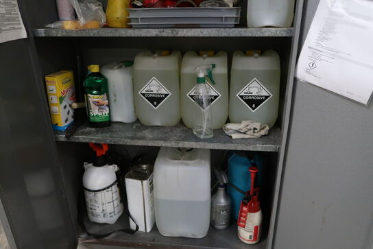 Stålskab med indhold