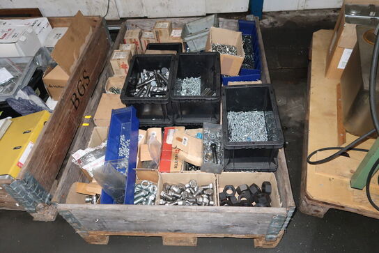 Palle med div. Bolte, møtrikker m.m.