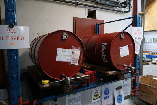 Reol med olietønder (er ret fyldte) samt spildekar