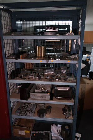 Reol med div. Varelager og reservedele