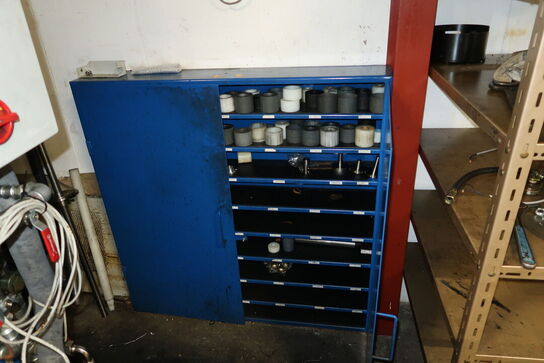 Metalskab med indhold