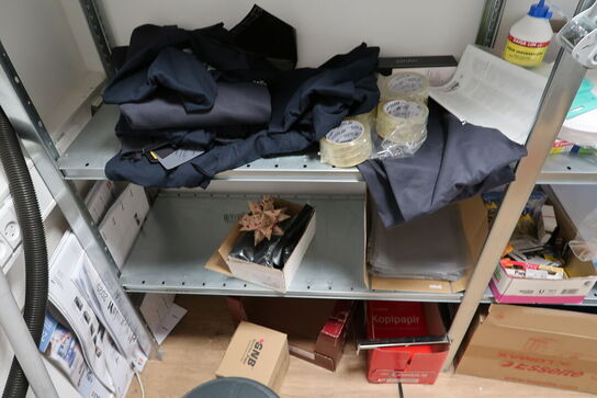 2 stk. reoler med div. Kontorartikler m.m.