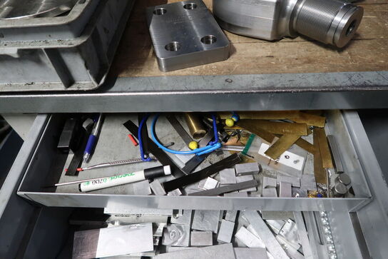 Arbejdsbord med skruestik, værktøjstavle og div. Værktøj