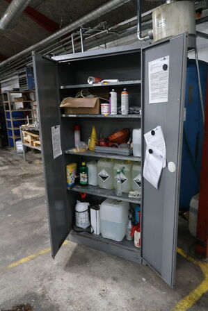 Stålskab med indhold