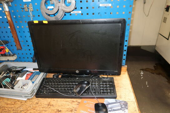 Computerskærm HP 2211x, samt computer, tastatur og mus