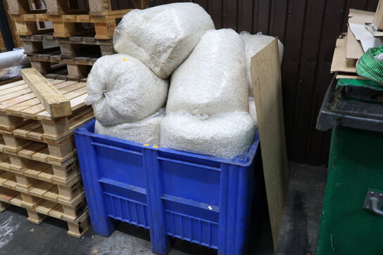 Plastikpalle med granulat