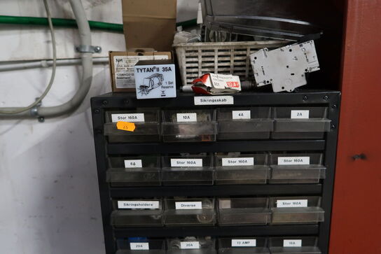 Palle med indhold samt værkstedsstol og sortimentsskab