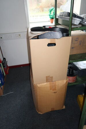 2 stk. kasser med varelager