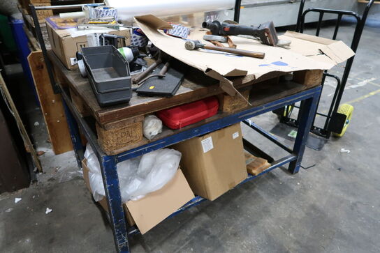 Pallebord med div. Varelager og værktøj