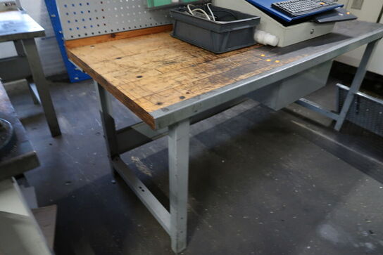 Arbejdsbord med værktøjstavle og div. Værktøj