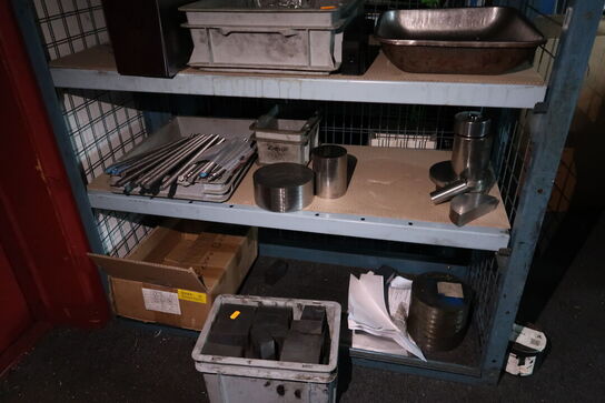 Reol med div. Varelager og reservedele